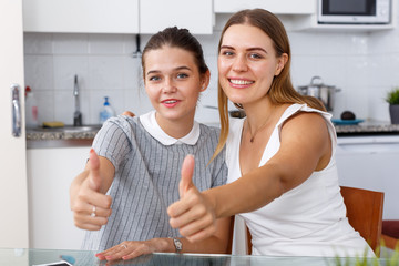 Obraz premium Girls taking thumbs up