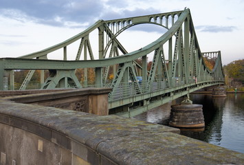 Die Glienicker Brücke zwischen Berlin und Potsdam