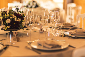 Verres sur une table de restaurant