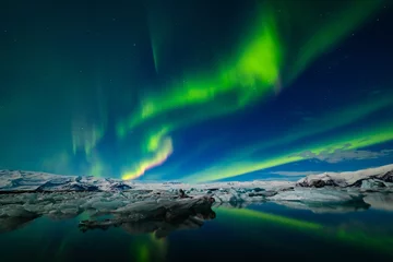 Foto op Plexiglas Aurora Borealis boven een gletsjerlagune in IJsland © Daniel
