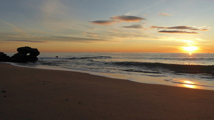 Fototapeta na wymiar Die Sonne geht auf am Strand von Mojacar, Spanien