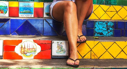 Papier Peint photo autocollant Copacabana, Rio de Janeiro, Brésil RIO DE JANEIRO, BRÉSIL- 23 novembre 2019 : Touristes visitant l& 39 escalier de Selaron célèbres marches publiques de l& 39 artiste Jorge Selaron à Rio de Janeiro, Brésil.