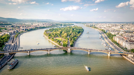 Luftbild zeigt die Margareteninsel und die Margaretenbrücke in Budapest, Ungarn