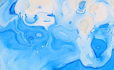 Cadre texturé de peinture liquide abstraite bleue avec des spirales et des tourbillons décoratifs. Arrière-plan de couleur claire holographique pour un design tendance créatif moderne, style de texture de marbre pour les illustrations