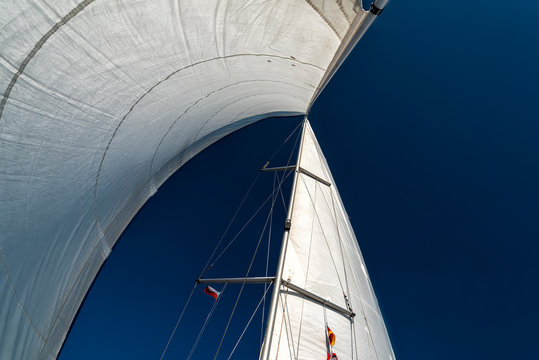 Segelyacht auf dem Ozean
