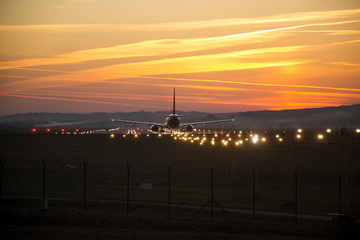 Samolot startuje na pasie startowym na lotnisku w Balicach, Kraków, Polska - obrazy, fototapety, plakaty
