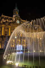Hotel de ville de Tour, la nuit, avec des jets d'eau