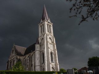 Fototapeta premium église du nord de la france sous des nuages noirs