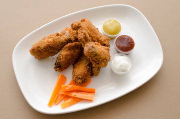  chicken wings with bbq, carrot and sauces
