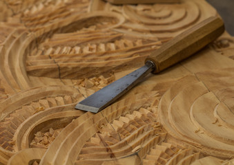 Outils sur une sculpture maori en cours de travail, en nouvelle zélande