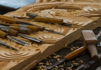 Outils sur une sculpture maori en cours de travail, en nouvelle zélande