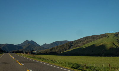 paysage de nouvelle Zélande, au couché du soleil, avec une lumière rasante