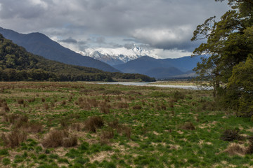 rivi&egrave;re sur fond de montagnes enneig&eacute;es, en nouvelle z&eacute;lande