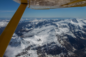 vue aérienne à basse altitude, au-dessus du parc national mount aspiring, en nouvelle zélande,...