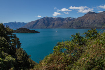 Fototapeta na wymiar Vue du lac wakatipu, en nouvelle zélande, avec un ciel bleu sans nuages