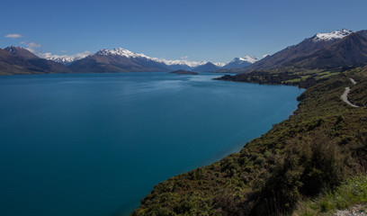 Fototapeta na wymiar Vue du lac wakatipu, en nouvelle zélande, avec un ciel bleu sans nuages