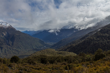 Fototapeta na wymiar Paysage de montagnes enneigées au environs de greenstone en nouvelle zélande