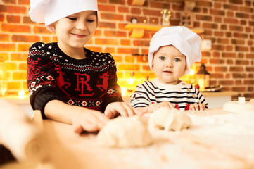 Children are cooked and played with flour and dough in the kitchen