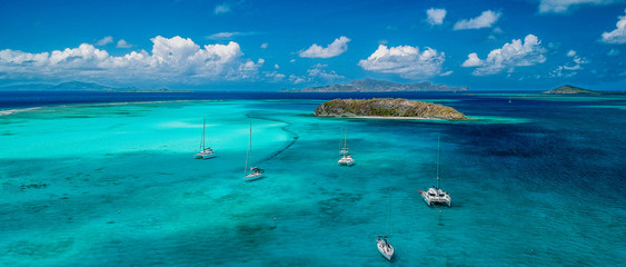 Fototapeta na wymiar Vue aérienne des Grenadines.