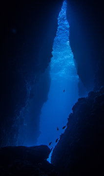 Plong&eacute;e sous-marine dans la faille sous le rocher du Diamant, en Martinique