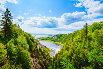 Naklejka premium Skyline Landscape View of Montmorency Falls in Montmorency Falls Park, Quebec, Canada