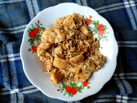 Traditional indonesian culinary food. Makanan Tipat Cantok Bali or Ketoprak. Tipat Cantok Indonesian Food that is simple and delicious. Indonesian Street Food.