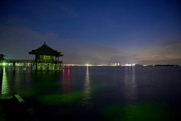 Fototapeta premium 夜明け前の琵琶湖と浮見堂の情景