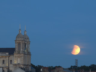 Fototapeta na wymiar début éclipse lune cathédrale boulogne sur mer