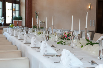  Wedding table Decorated with flowers and candles