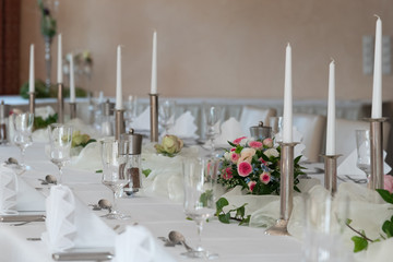  Wedding table Decorated with flowers and candles