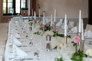  Wedding table Decorated with flowers and candles