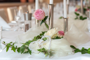  Wedding table Decorated with flowers and candles