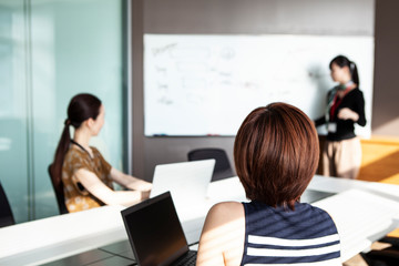 プレゼンを聞く女性マネージャー