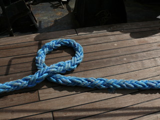 Obraz premium Large ship line resting on the floor of the bridge covered in wood.