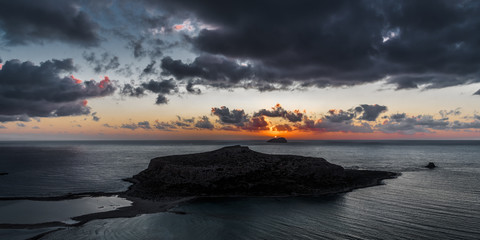 Obraz premium Night descends on the Greek coast