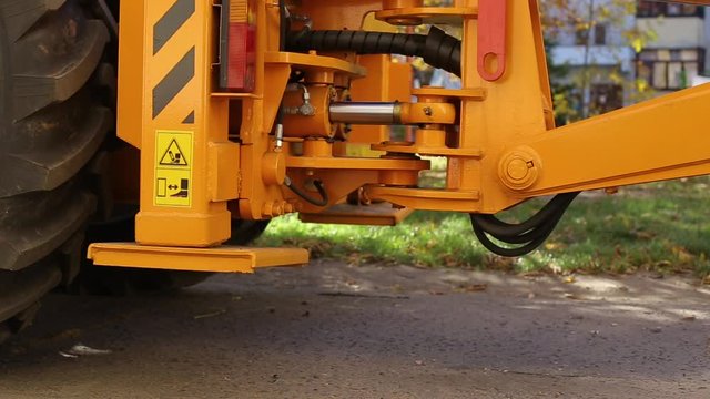 Extension of hydraulic stops in the tractor excavator before starting work. Safety, anti-tipping