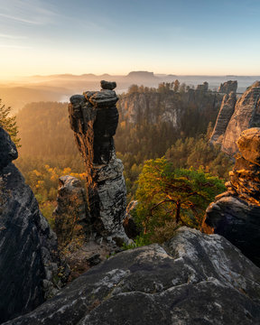 Wehlnadel mit Bastei zum Sonnenaufgang im Elbsandsteingebirge S&auml;chsische Schweiz
