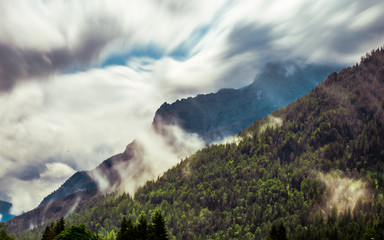 Nubes en la montaña