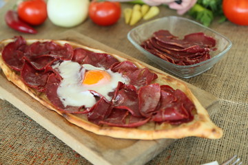 sucuklu yumurtalı pide