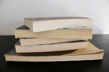 Raccolta di vecchi libri accatastati su un tavolo nero, educazione e letteratura