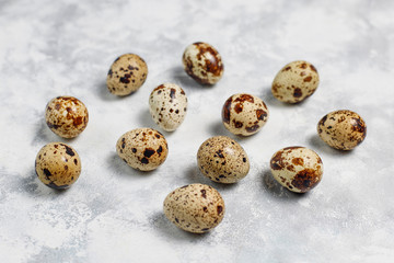 Obraz premium Quail eggs on a white-grey concrete background