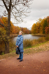Obraz premium A woman walks in the autumn Park
