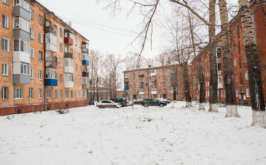 Fototapeta na wymiar old house in winter. urban apartment buildings in Russia. apartment buildings, dormitories outside in winter