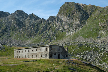 Fototapeta na wymiar large dilapidated military barracks in the italian alps