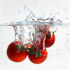 Tomato splash in water