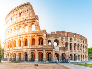 Fototapeta premium Colosseum lub Coliseum. Poranny wschód słońca w ogromnym rzymskim amfiteatrze, Rzym, Włochy.