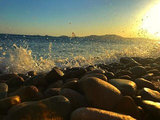 Obraz premium sunset on beach ( wave crashing)