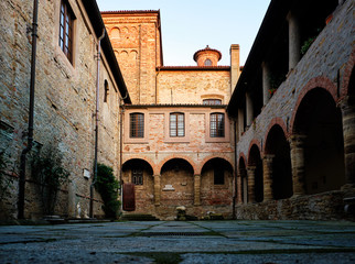 Foto scattata al chiostro all'interno della Chiesa Cattedrale Acqui Terme N.S.Assunta.