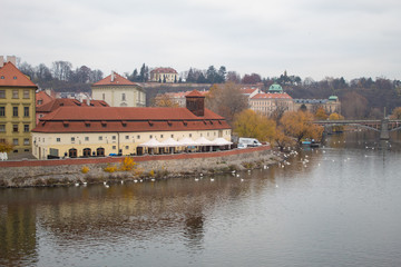 Obraz premium Panorama of the old Prague Castle from Charles Bridge of the Czech capital Prague.