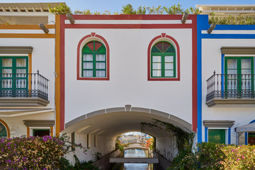 Fototapeta na wymiar Gran Canaria: In Puerto de Mogan ein Haus über einem Kanal